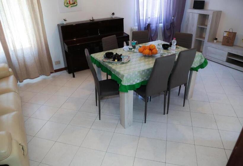 اتاق استاندارد سه تخته با سرویس بهداشتی مشترک, Guest House Malaguzzi