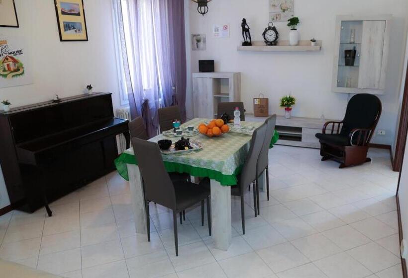 اتاق استاندارد سه تخته با سرویس بهداشتی مشترک, Guest House Malaguzzi