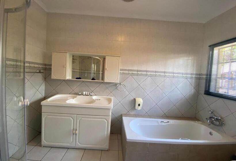 Номер Стандарт Вид на Бассейн, Ndzuti Guest House