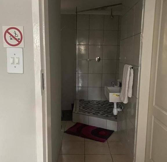 バルコニー付きスタンダードルーム, Ndzuti Guest House