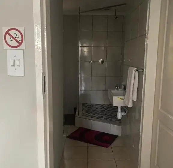 バルコニー付きスタンダードルーム, Ndzuti Guest House