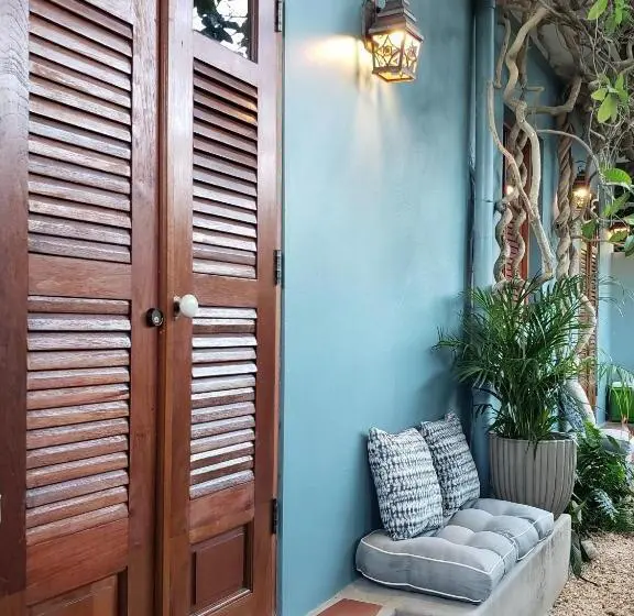 سوییت با چشم‌انداز باغ, Puertas