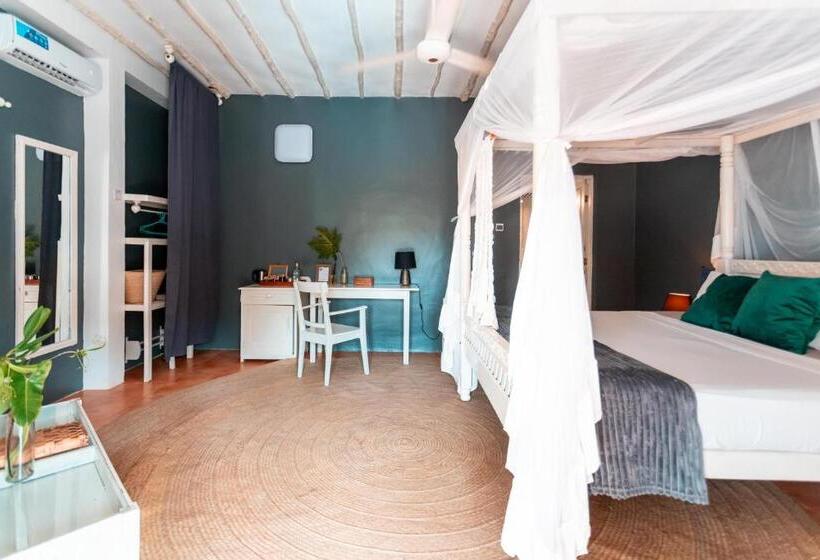 غرفة قياسية مطلّة علي حمام السباحة, B4 Boutique