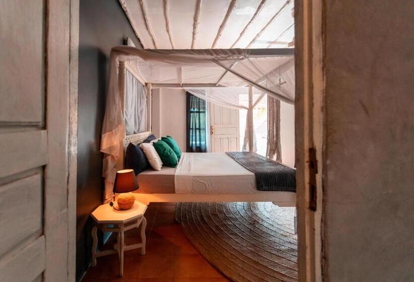 غرفة قياسية مطلّة علي حمام السباحة, B4 Boutique