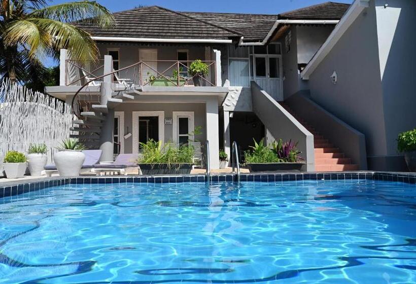 غرفة قياسية مطلّة علي حمام السباحة, B4 Boutique