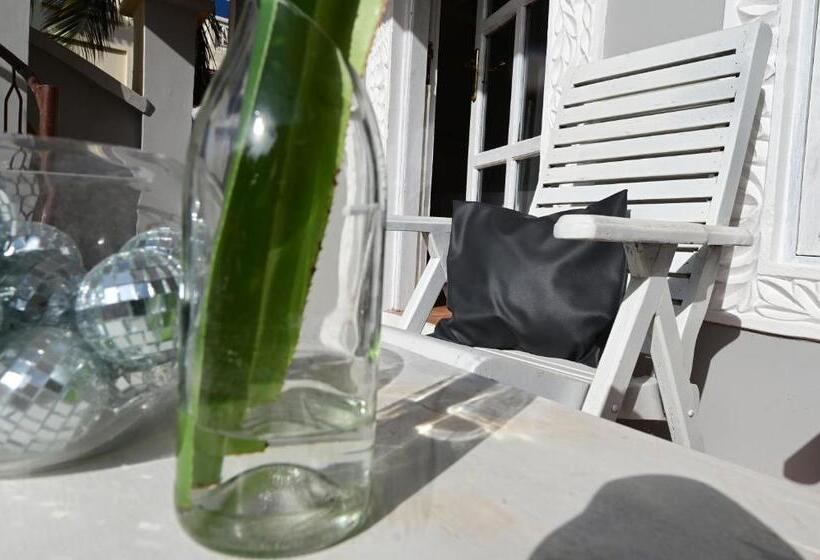 غرفة قياسية مطلّة علي حمام السباحة, B4 Boutique