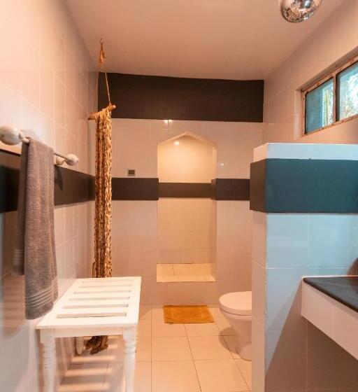 غرفة قياسية مطلّة علي حمام السباحة, B4 Boutique