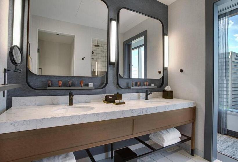 جناح سرير كينج, The Farnam, Autograph Collection