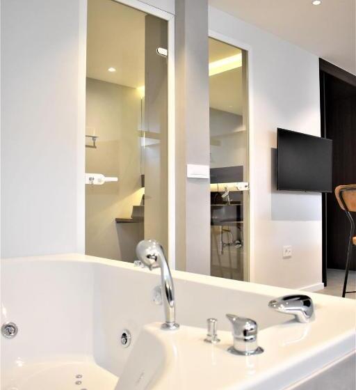 سوئیت با وان آب گرم, Korpa Deli Rooms Spa