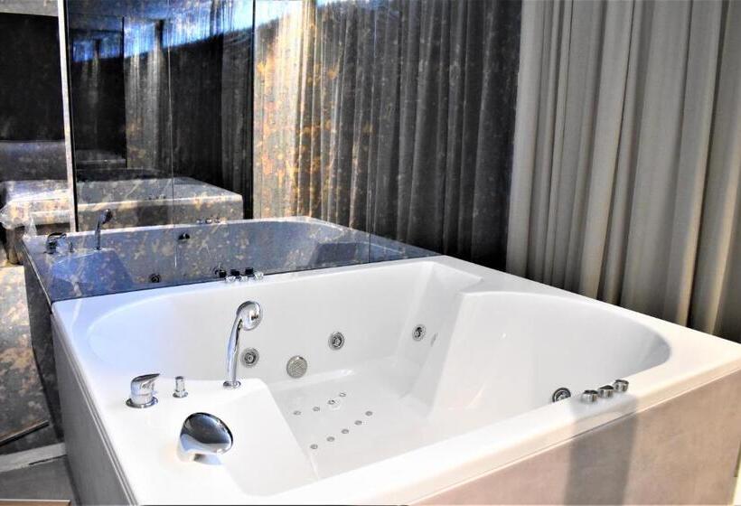 سوئیت با وان آب گرم, Korpa Deli Rooms Spa