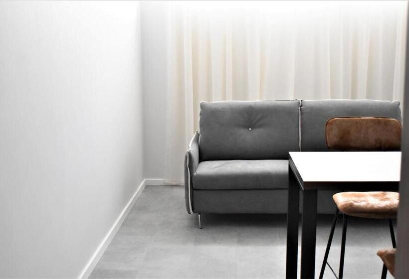 سوئیت با وان آب گرم, Korpa Deli Rooms Spa