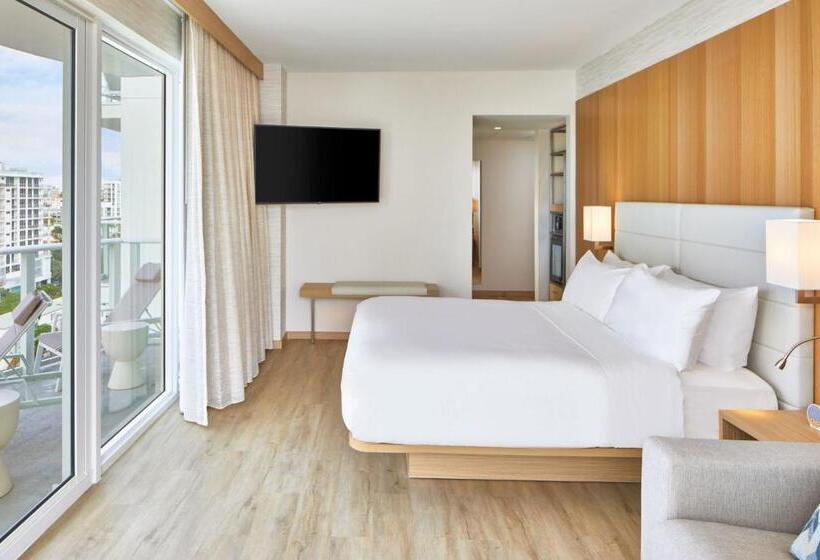 带大床的标准间, Ac Hotel By Marriott Fort Lauderdale Beach