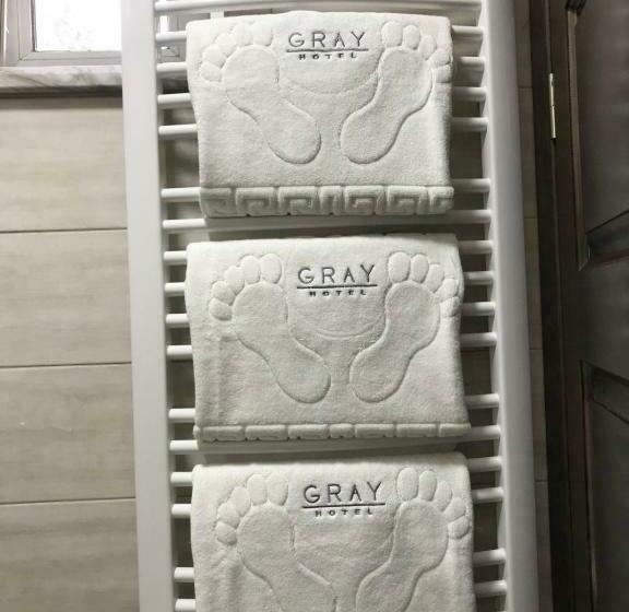 标准三人间, Gray