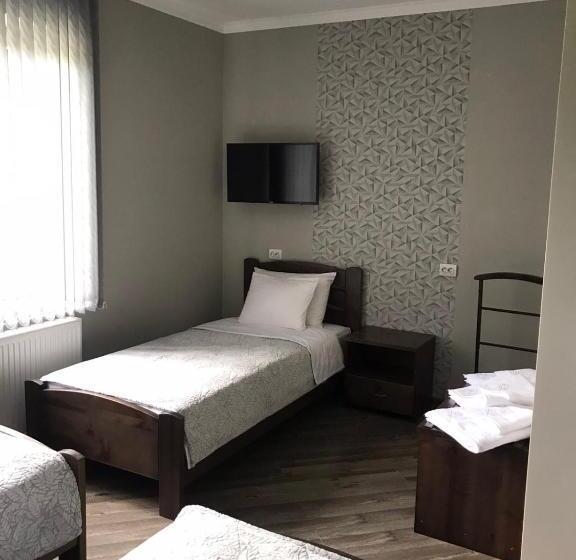 标准三人间, Gray