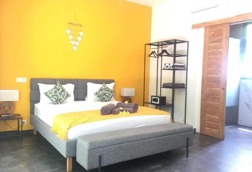 חדר משפחתי, Le Chien Rouge