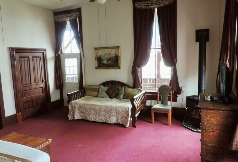 جناح مطلّ علي البحر, The Monarch