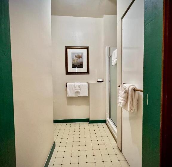 غرفة قياسية سرير ملكى, The Monarch