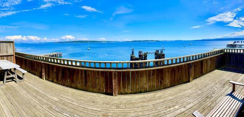 جناح مطلّ علي البحر, The Monarch