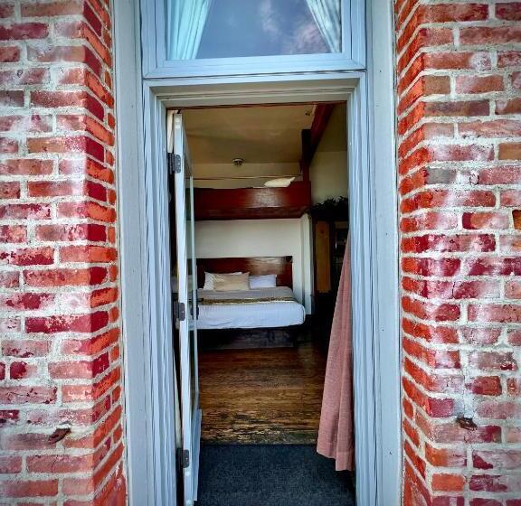 جناح مطلّ علي البحر, The Monarch