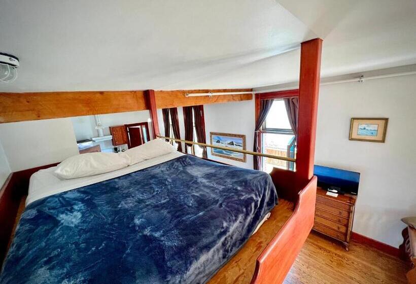 جناح مطلّ علي البحر, The Monarch