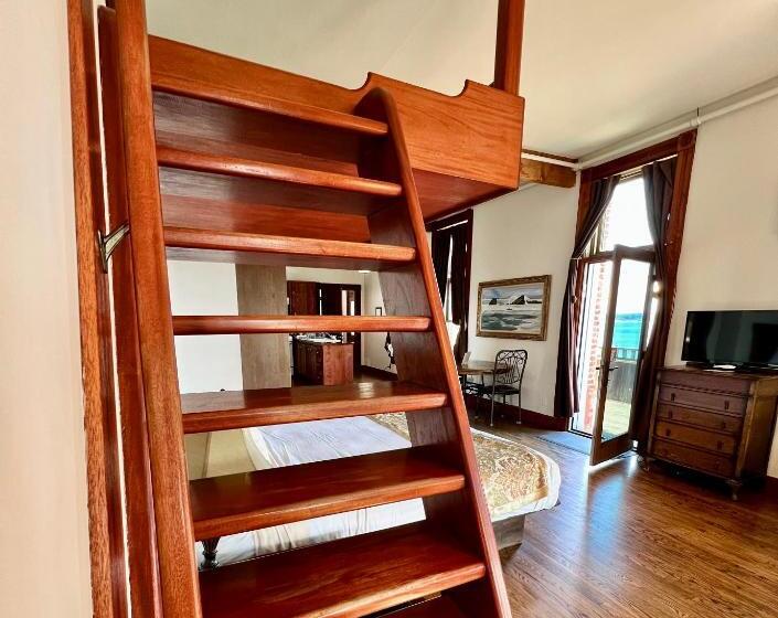 جناح مطلّ علي البحر, The Monarch