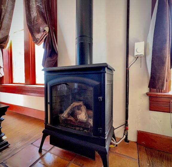 جناح مطلّ علي البحر, The Monarch