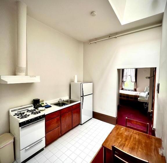 إستوديو قياسى سرير ملكى, The Monarch