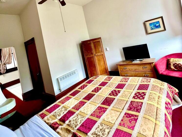 إستوديو قياسى سرير ملكى, The Monarch