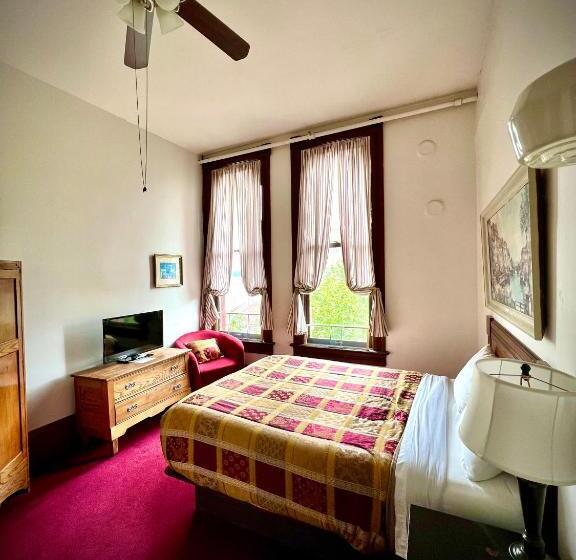 إستوديو قياسى سرير ملكى, The Monarch