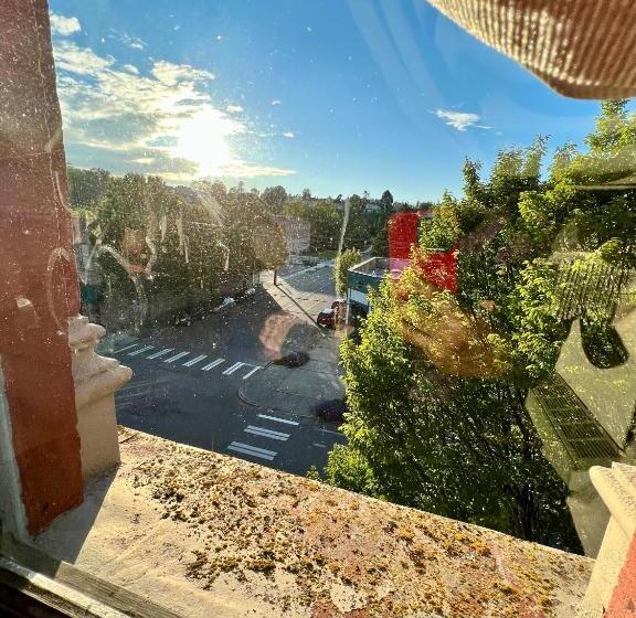 إستوديو ديلوكس, The Monarch