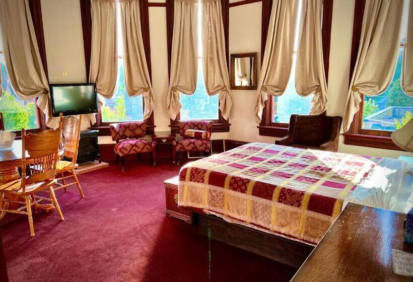 إستوديو ديلوكس, The Monarch