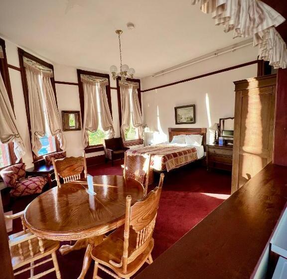 إستوديو ديلوكس, The Monarch