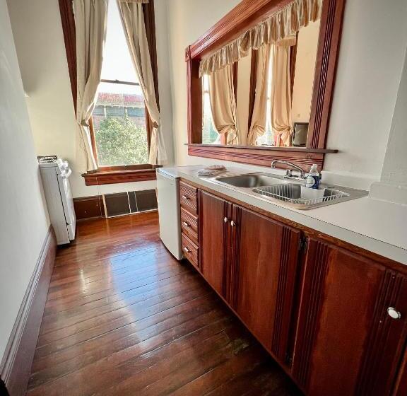 إستوديو ديلوكس, The Monarch