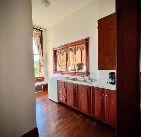 إستوديو ديلوكس, The Monarch