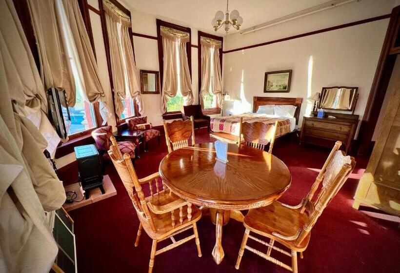 إستوديو ديلوكس, The Monarch