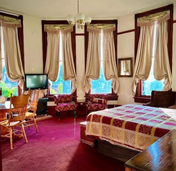 إستوديو ديلوكس, The Monarch