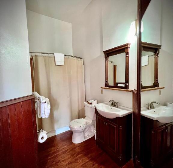 جناح, The Monarch