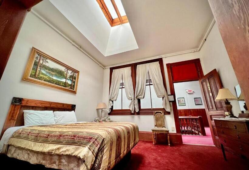 جناح, The Monarch