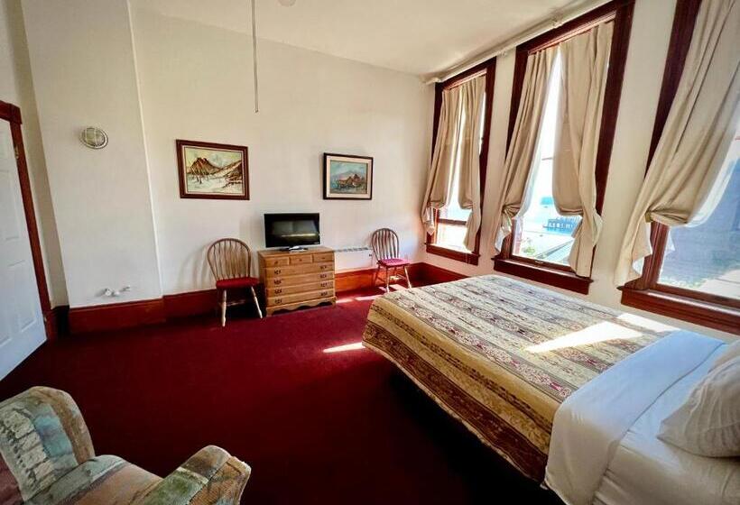 جناح, The Monarch