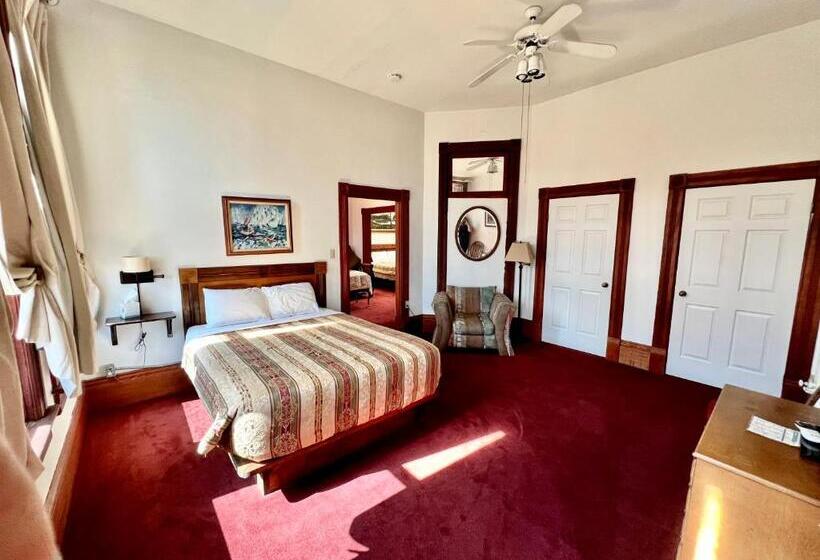 جناح, The Monarch