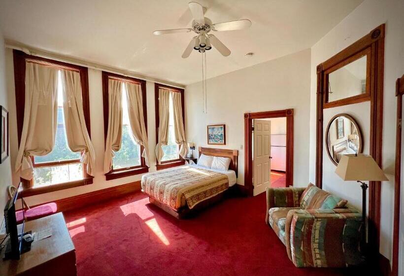 جناح, The Monarch