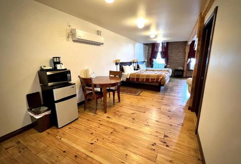 جناح صغير مطل على البحر, The Monarch