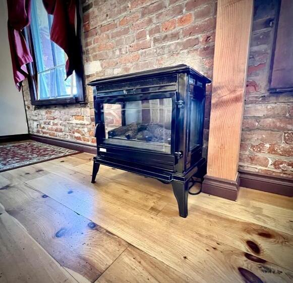 جناح صغير مطل على البحر, The Monarch