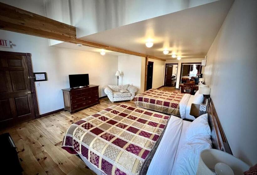 جناح صغير مطل على البحر, The Monarch