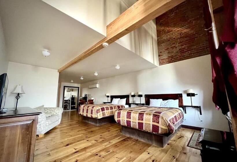 جناح صغير مطل على البحر, The Monarch