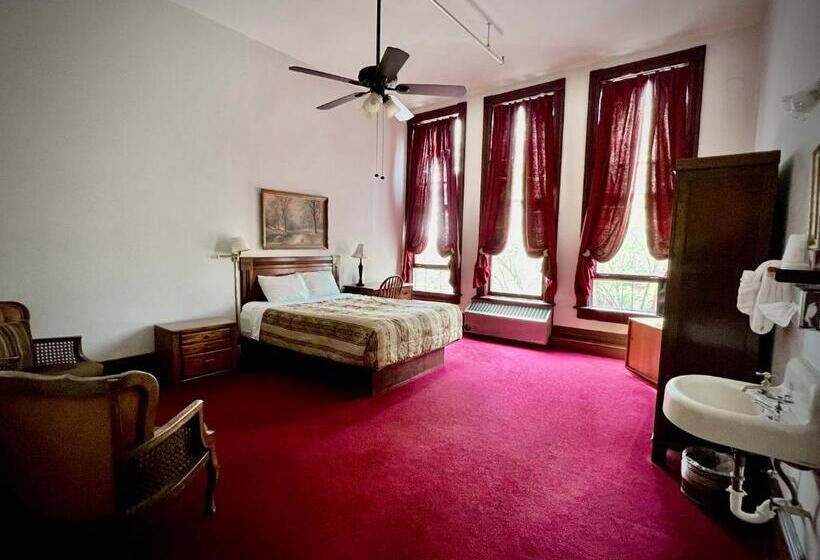 غرفة قياسية سرير ملكى, The Monarch