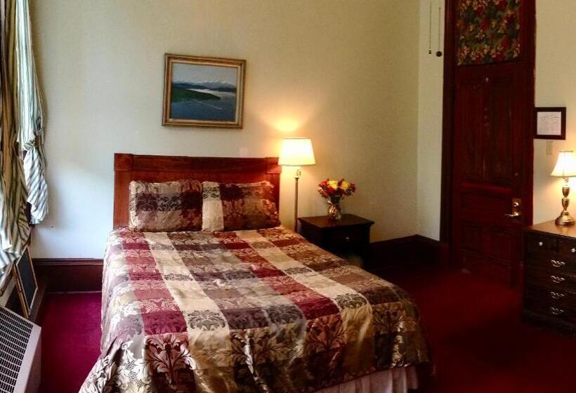 غرفة قياسية حمام مشترك, The Monarch