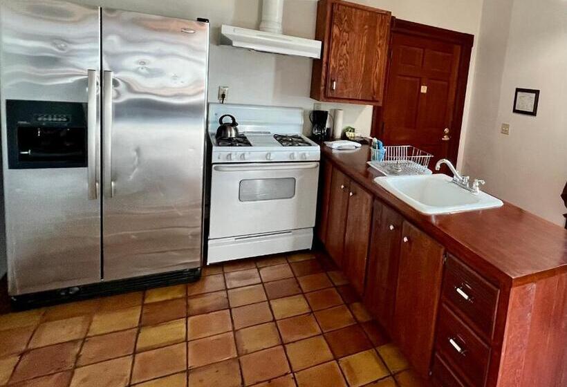 جناح مطلّ علي البحر, The Monarch