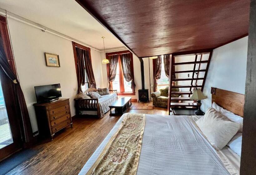 جناح مطلّ علي البحر, The Monarch