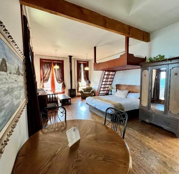 جناح مطلّ علي البحر, The Monarch